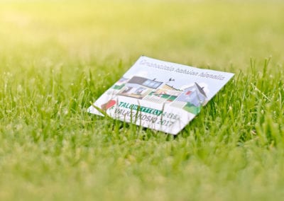 Valkeakosken talonäyttelyn esite nurmikolla